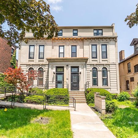 Modern Apartment On James St South Hamilton Exterior photo